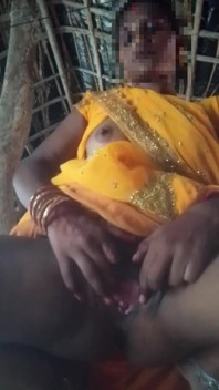 Kakak ipar india lagi asik pamer memeknya pakai saree warna kuning, aku fingering memeknya pakai jari sampai muncrat