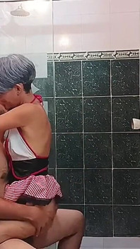 Adik tiriku yang sange lagi bersih-bersih kamar mandi, dia nggak nungguin aku mandi!