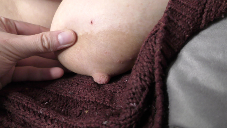 Milky Mari: Paroháč manžel ukazuje prsa a kundičku své děvky manželky - Mléčná...