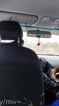 ¡Follada un pequeño culo apretado en un taxi con una polla de piedra dura! Mucho semen! Un exclusivo caliente!