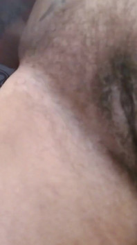 Tante seksi lagi asik cukur bulu jembutnya
