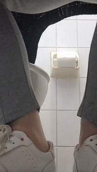Napětí na toaletě soukromí za zavřenými dveřmi