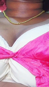 La sorellastra ha offerto sesso al fratellastro che è diventato felice