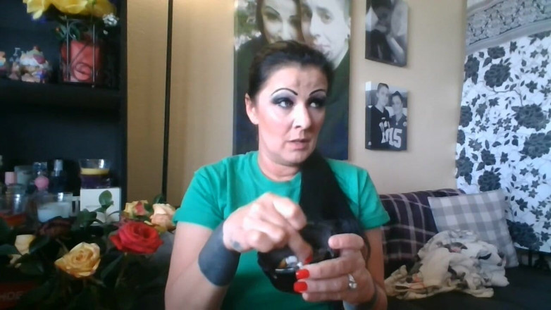 Abby Anna: Chugging wody i palenie naturalne