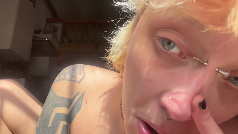 Glitterqueen1999: Gadis gotik dengan fetish hidung berjemur lagi asik ngusap beceknya