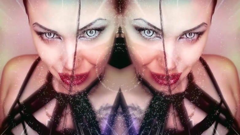 Goddess Misha Goldy: ASMR envoûtante et contact visuel ! Mes lèvres vont pénétrer à l'intérieur...