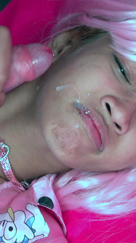 V7 im bett, cutey angel sagt ich mag sperma-gesicht spielt auf ihrem telefon und bekommt sperma gegenüber