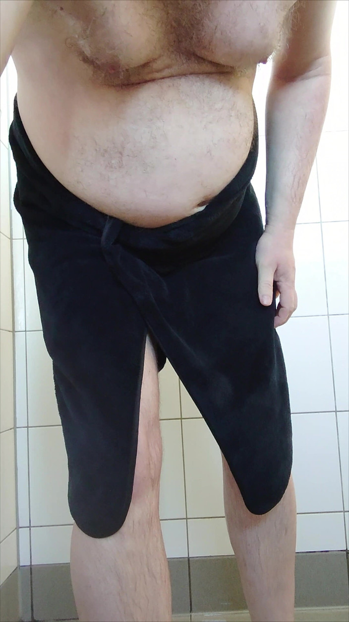 Carmen_Nylonjunge: 裸体尼龙男孩站在淋浴间里，湿漉漉的