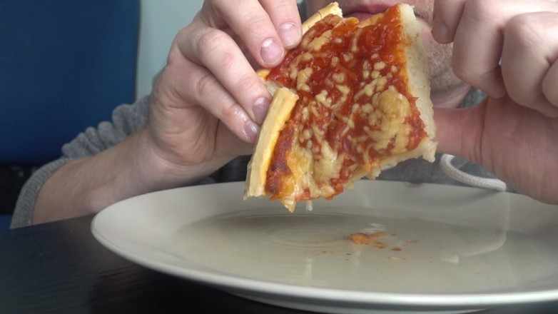 Food Pissplay: Saya kencing atas piza untuk makan