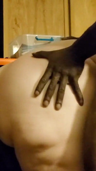 Sexy branca gordinha com rabuda curvada sobre o sofá de quatro e fodida bem por BBC