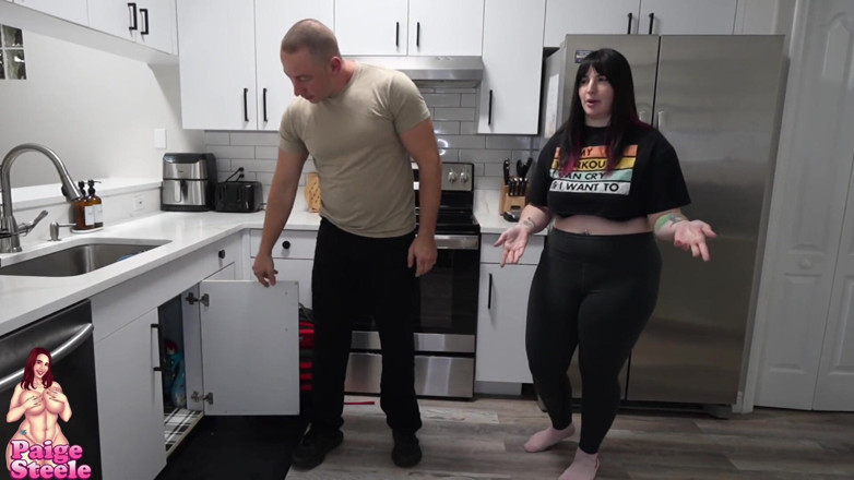 Paige Steele: Faphouse esclusivo: l'idraulico strappa i leggings per riparare una perdita
