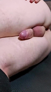 Esticando meu cu apertado até eu gozar