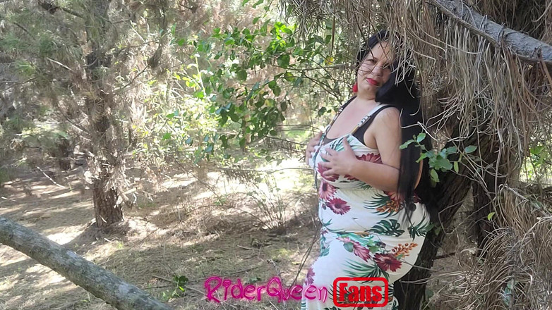 Riderqueen BBW Step Mom Latina Ebony: Riderqueen अकेले, आउटडोर, प्रशंसकों के लिए वीडियो