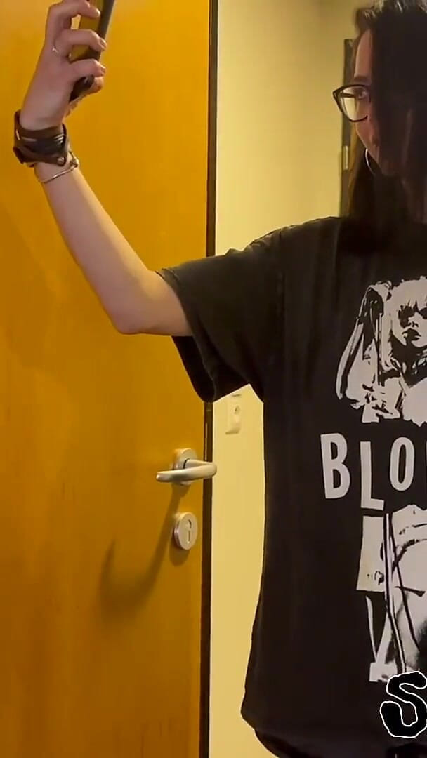 Shione Cooper: Masturbate in Hotel Room Immediately When I Get in