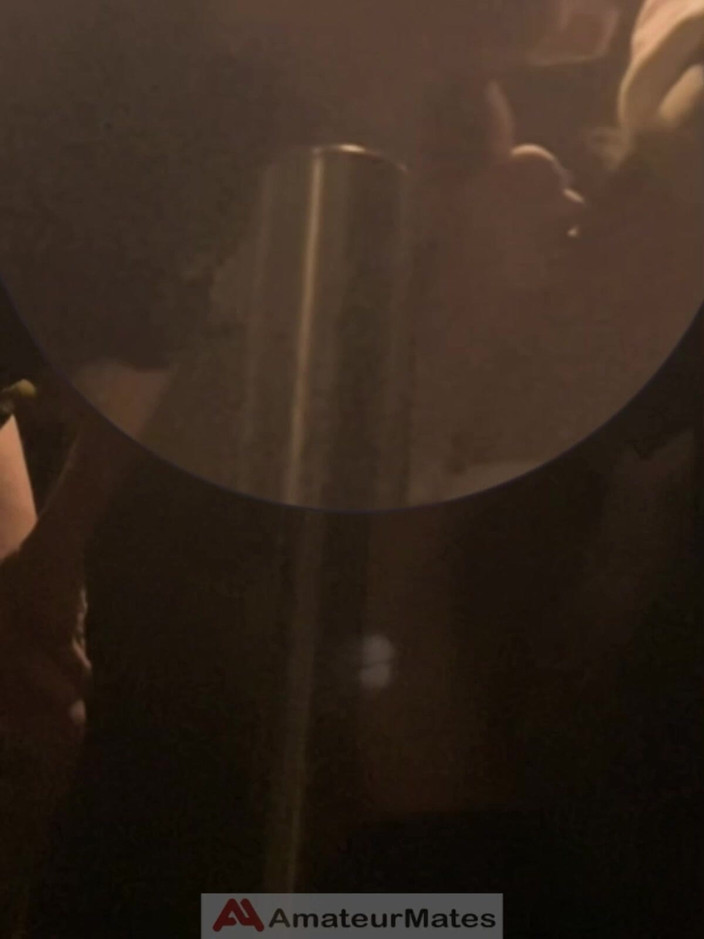 AmateurMates: Джулз был в клубе и сказал этому симпатичному твинку присоединиться к нему в туалете ...