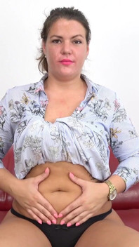 Vanessa ti sedurrà con il suo ombelico e l'ombelico