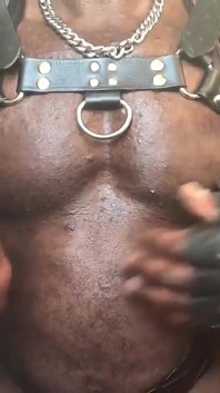 Cewek kulit hitam dengan toket singlet ini lagi asik muasin memeknya pakai kosakot lateks
