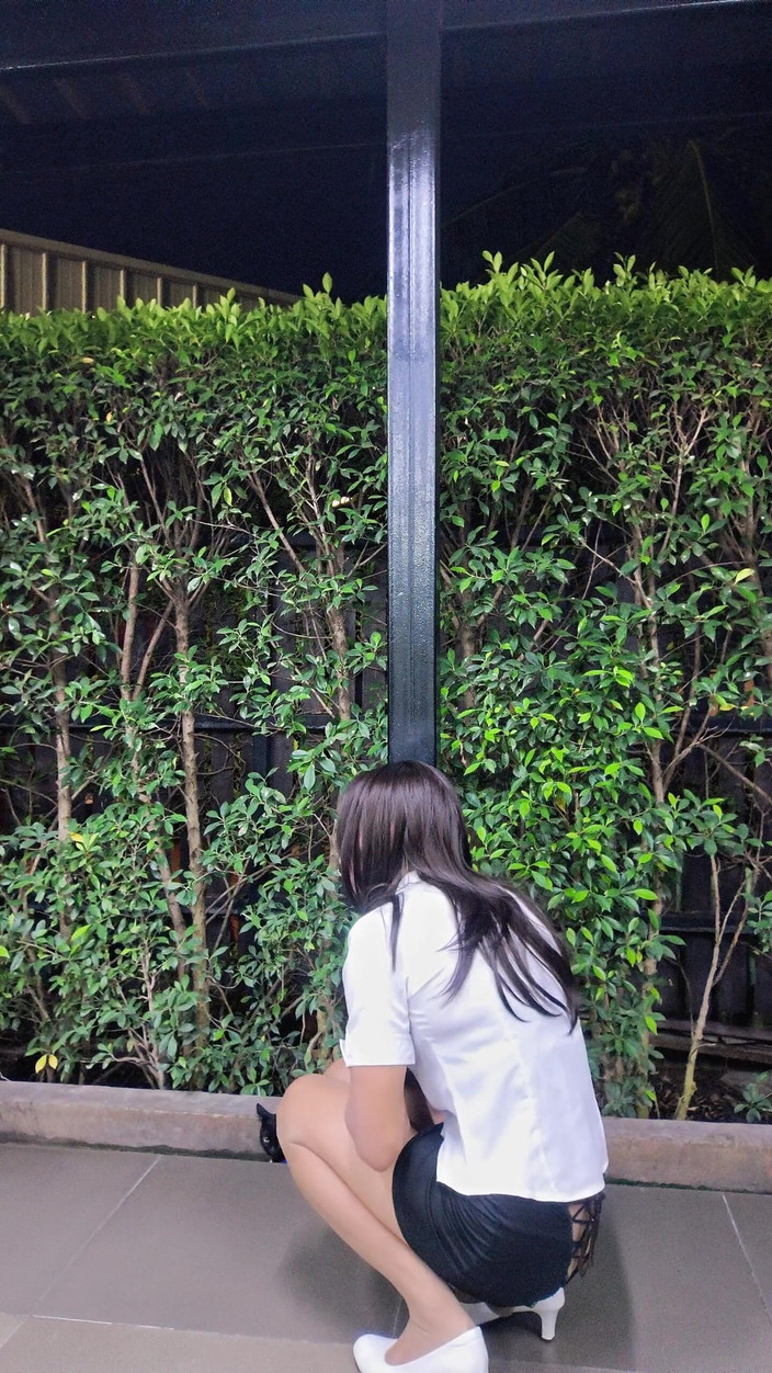 Menaiisd: Моя сіссі поводиться як повія.