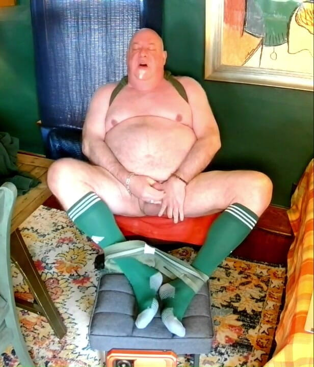 beardaddychub: Дрочка в зеленом!