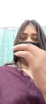 Teman wanita menunjukkan dan menekan buah dadanya dalam panggilan video