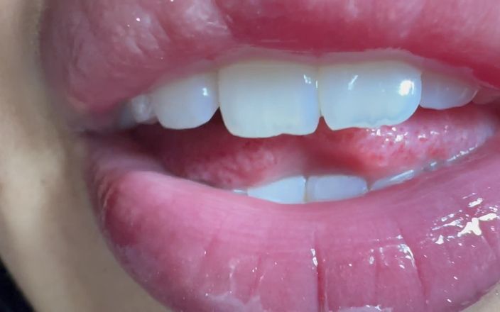 Asmr_mouth: Gigante leva esse homenzinho na boca dela