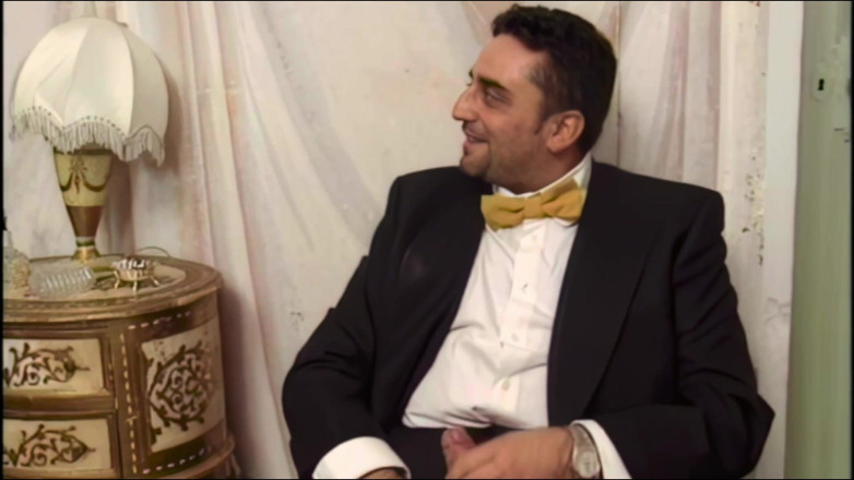 Inthe MILF room: Il Marito Guardone Regala Un Bel Cazzo Giovane a Quel...