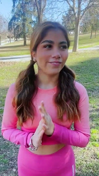 Fan Gordito Folla Y Llena El Cono De Leche a Actriz Peruana En El Parque