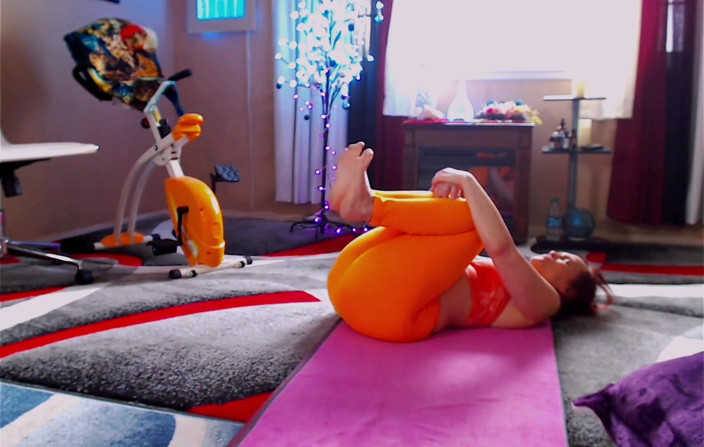 Aurora Willows: Flujo de yoga en pantalones amarillos de yoga