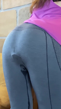 Jsem kolíkovaný a nasáklý v chcaní na mé šedé legíny