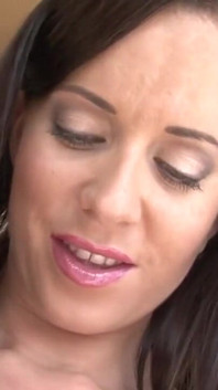 Bella sexy milf tettona arrapata si sgrilletta lentamente mentre in piedi
