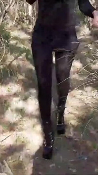 High Heels und gehen im wald