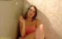 Smoking Bunnies: Stydlivá dívka kouří svou první cigaretu