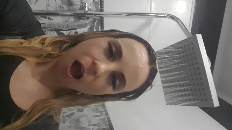 LarisaCum: Estou molhada em um maiô de látex e estou tomando...