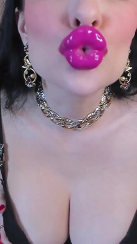 Hago labios super enormes con labial y follo con chico