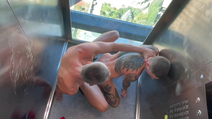 Falcon Al: मेरी कामुक पड़ोसन ने कसरत के बाद मुझे लिफ्ट में पकड़ा और जुनून से मुझे वहीं चोदा