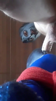 Je suis attachée et capuche sur des talons hauts et des collants, gorge profonde une grosse bite pendant 24 minutes et avale du sperme