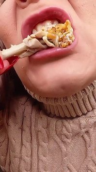 Miss Whitney Morgan: Fried Chicken Eating Asmr