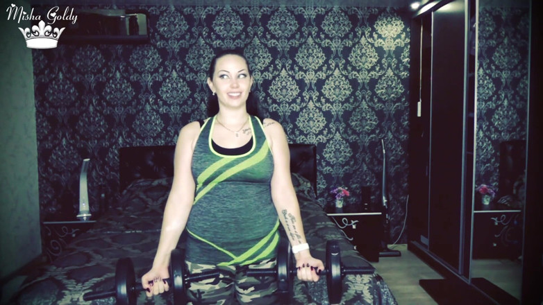 Goddess Misha Goldy: 50 de ridicări de greutăți se repetă pentru provocarea bicepsului și...