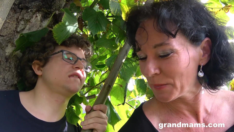 Grandmams: Visul lui se împlinește la bunica