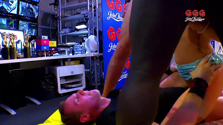 Casting GIRLS AND FIRST PORNO: Ggg ジョン・トンプソン - ワイルドなブロンドは異人種間のペニス輪姦に乗ってしゃぶることを楽しんでいます