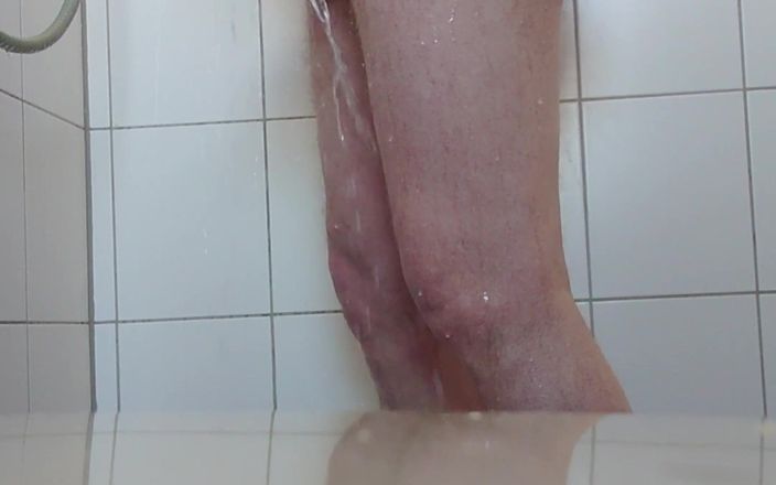 Carmen_Nylonjunge: Pisse sous la douche le matin
