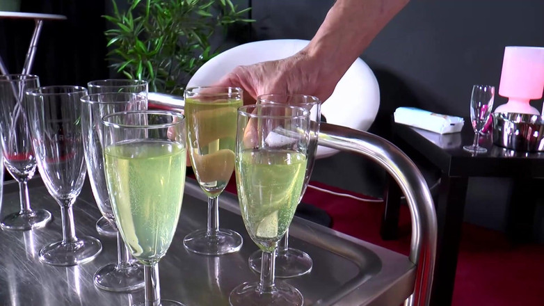 Amateur Pornos XXX: 金发女郎终极撒尿大战双插性爱