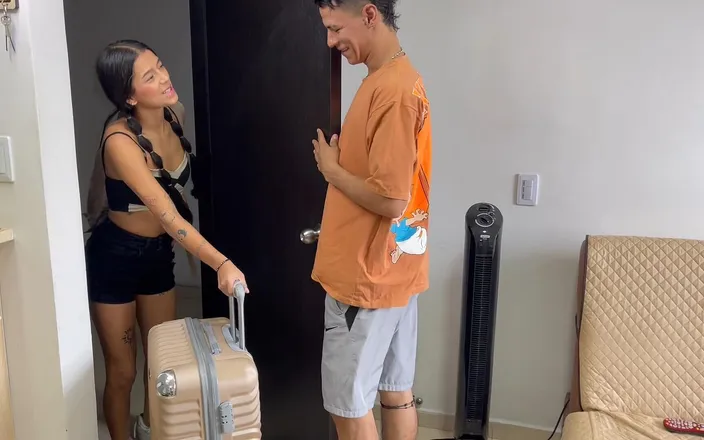 Kyleipalvin: 我的小继妹从她的夏令营来到这里，我用她生命中最好的性爱迎接她