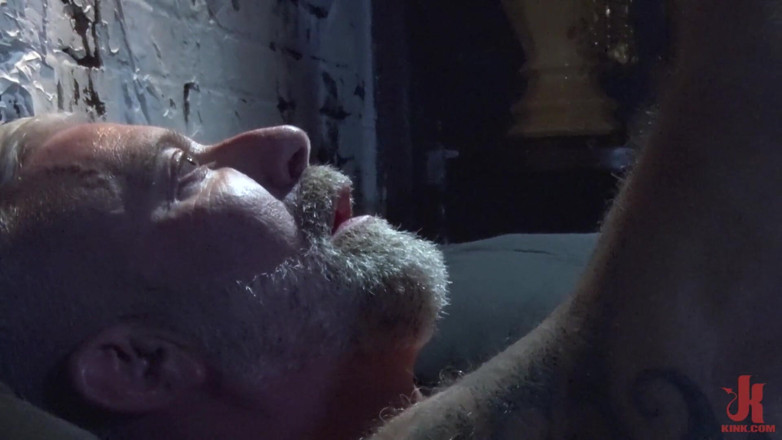 Kinky Bites Gay: Татовий хлопчик: Ленс Зарядний пристрій і Зак Бішоп Сир