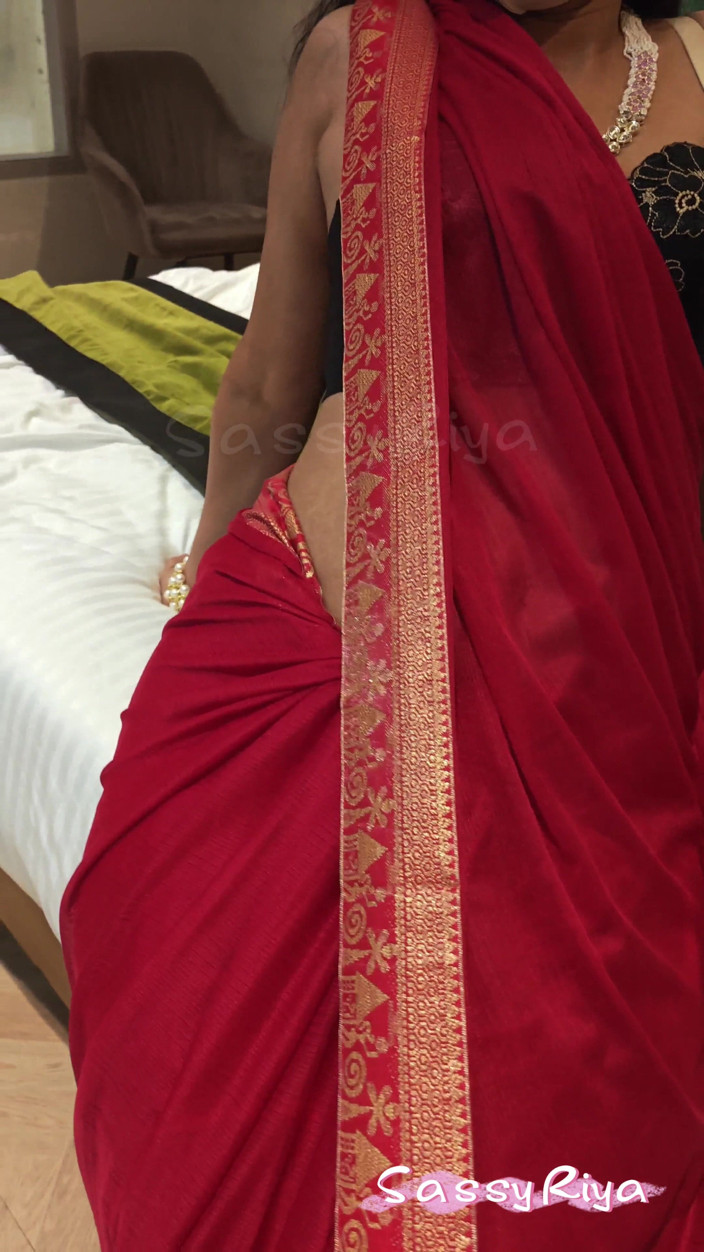 Sassy Riya: Sassy Riya Saare Close up Cleavage