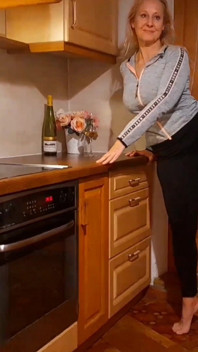 Isteri blonde berkongkek di dapur