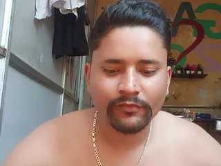 घर पर अकेली
