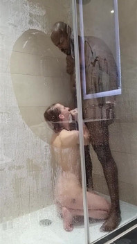 Escena de ducha Agzz y Dimitri.