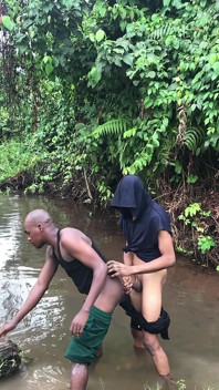 Nigeryjczycy chłopcy przyłapani na seksie w bagnie z krzakami zaokrąglanymi
