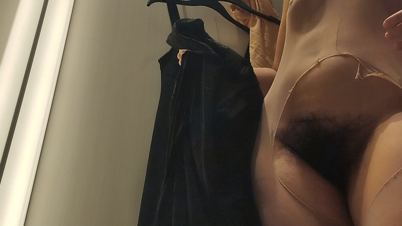 Amateur_MS: 性感的黑发女郎在更衣室里